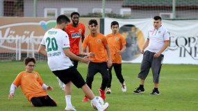 Alanyaspor futbolcuları özel öğrencilerle gösteri maçı yaptı