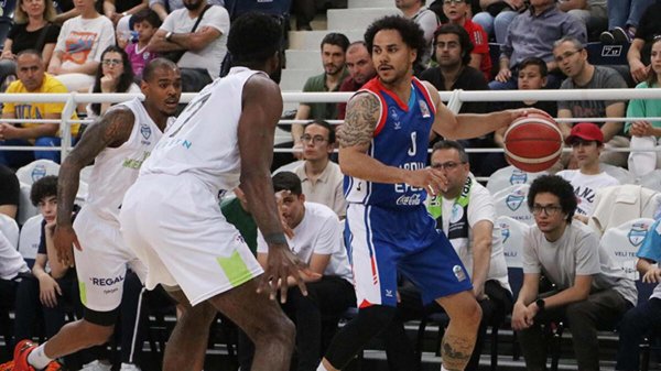 Anadolu Efes, normal sezonu galibiyetle tamamladı