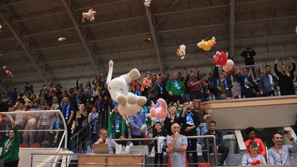 Basketbol maçında sahaya pelüş oyuncak yağdı